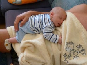 Baby Cranio-Sacral Behandlung/Therapie, Timmy liegt auf dem Bauch von Mama